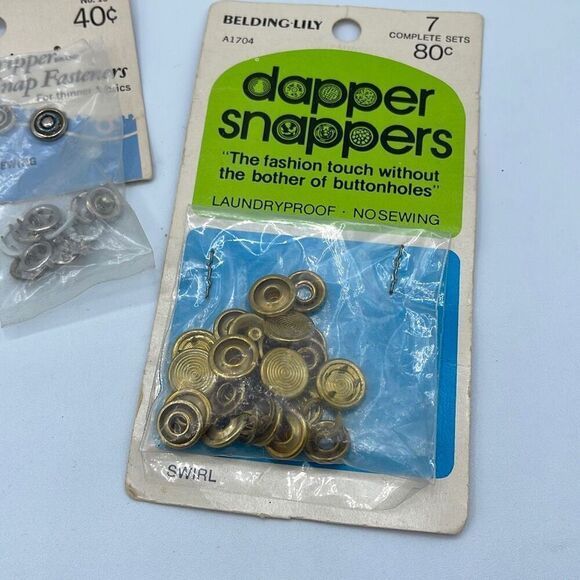 Nine cards of fun vintage buttons snaps fasteners - Picture 8 of 13